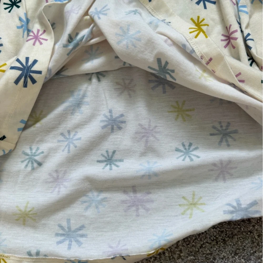 Hanna Andersson Holiday Print Nightgown in Colorful Snowflakes on Ecru Size 10